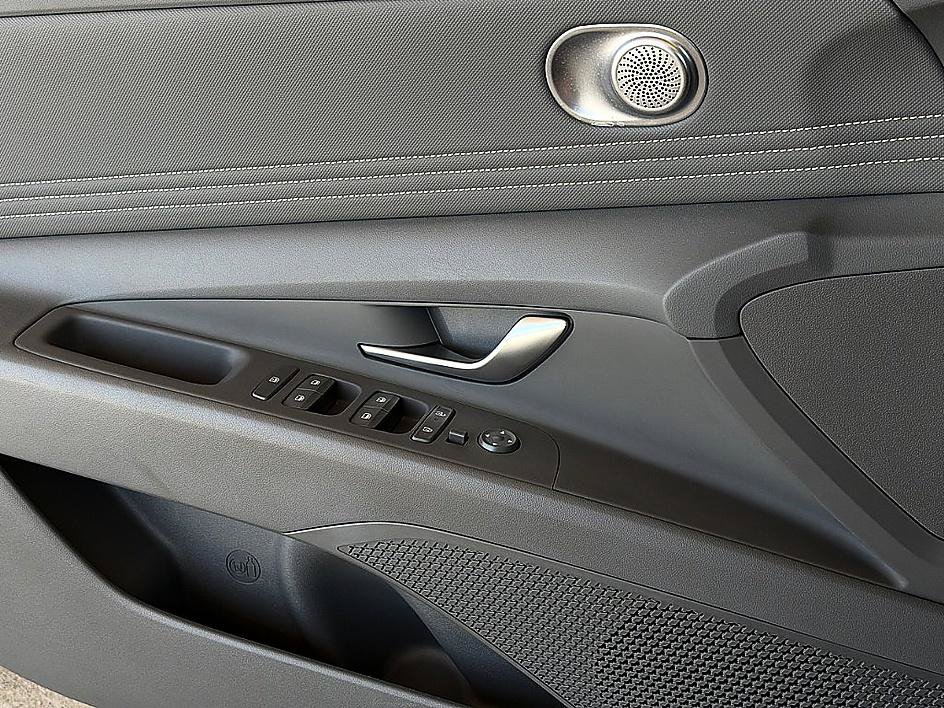 Certified 2025 Hyundai Elantra SEL FWD image 22