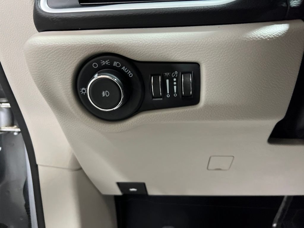 Used 2023 Chrysler Pacifica Touring-L FWD image 21
