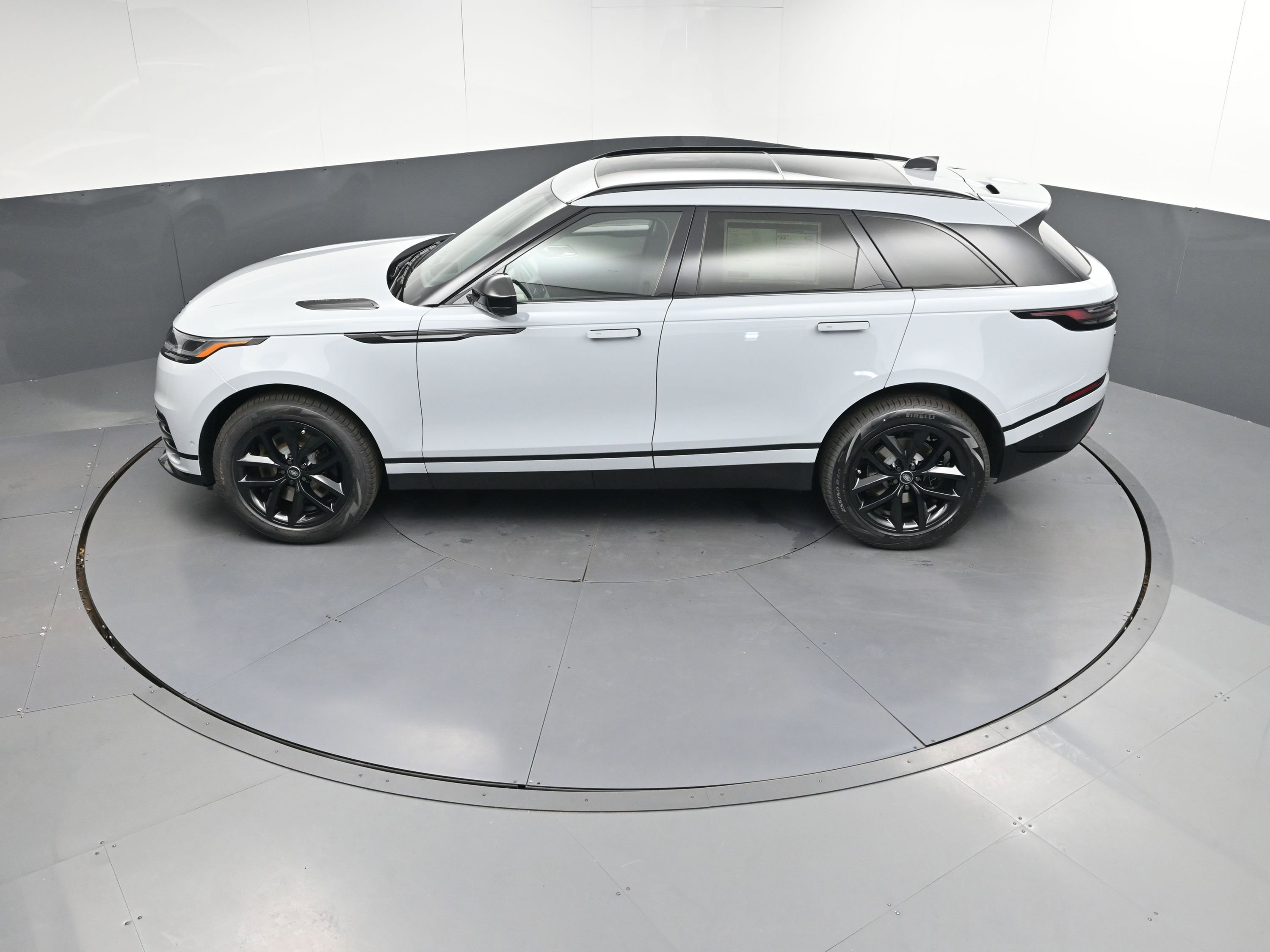 New 2026 Land Rover Range Rover Velar Dynamic SE image 31