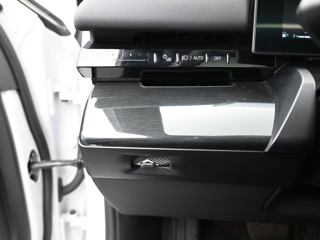 Used 2025 BMW 530i xDrive w/ Premium Package image 13