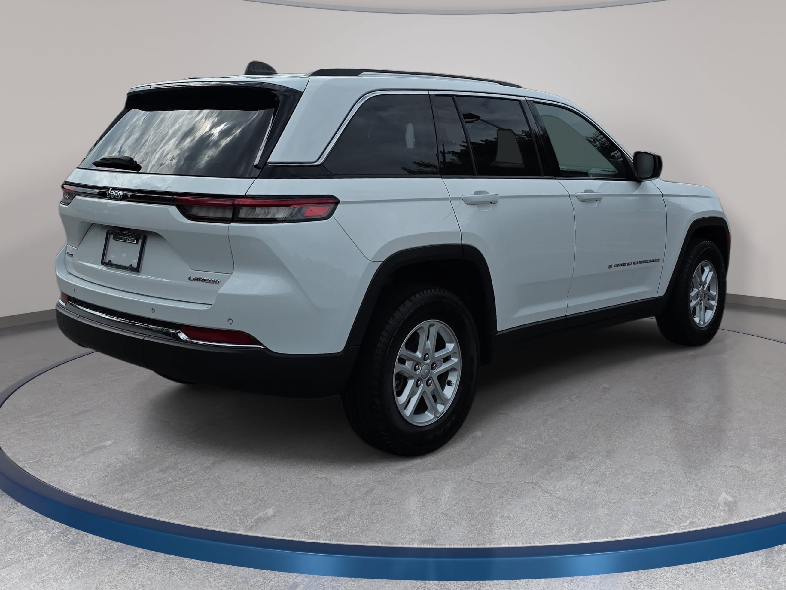 Certified 2023 Jeep Grand Cherokee Laredo AWD/4WD image 5
