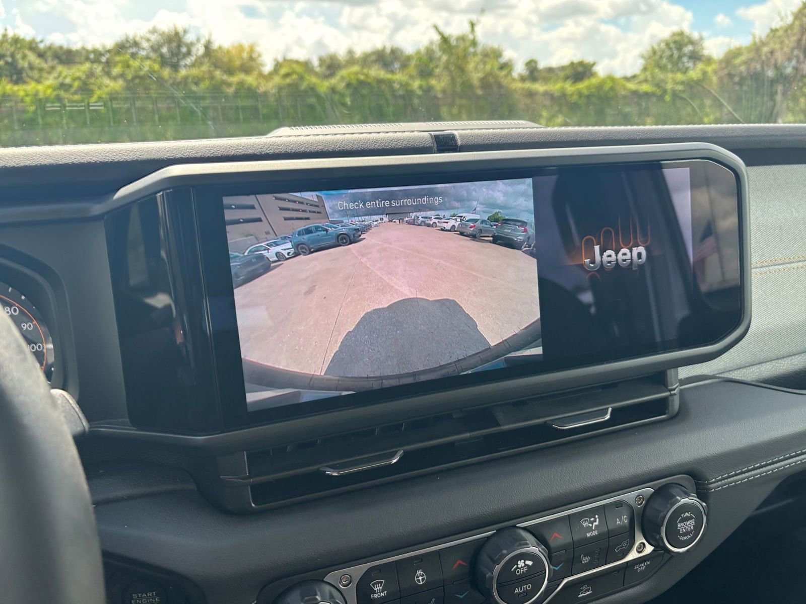 Used 2025 Jeep Wrangler Sahara image 17