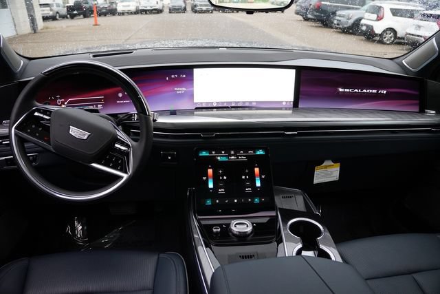 Used 2025 Cadillac Escalade IQ Luxury 2 w/ LPO, Premium Carpet Package AWD/4WD image 22