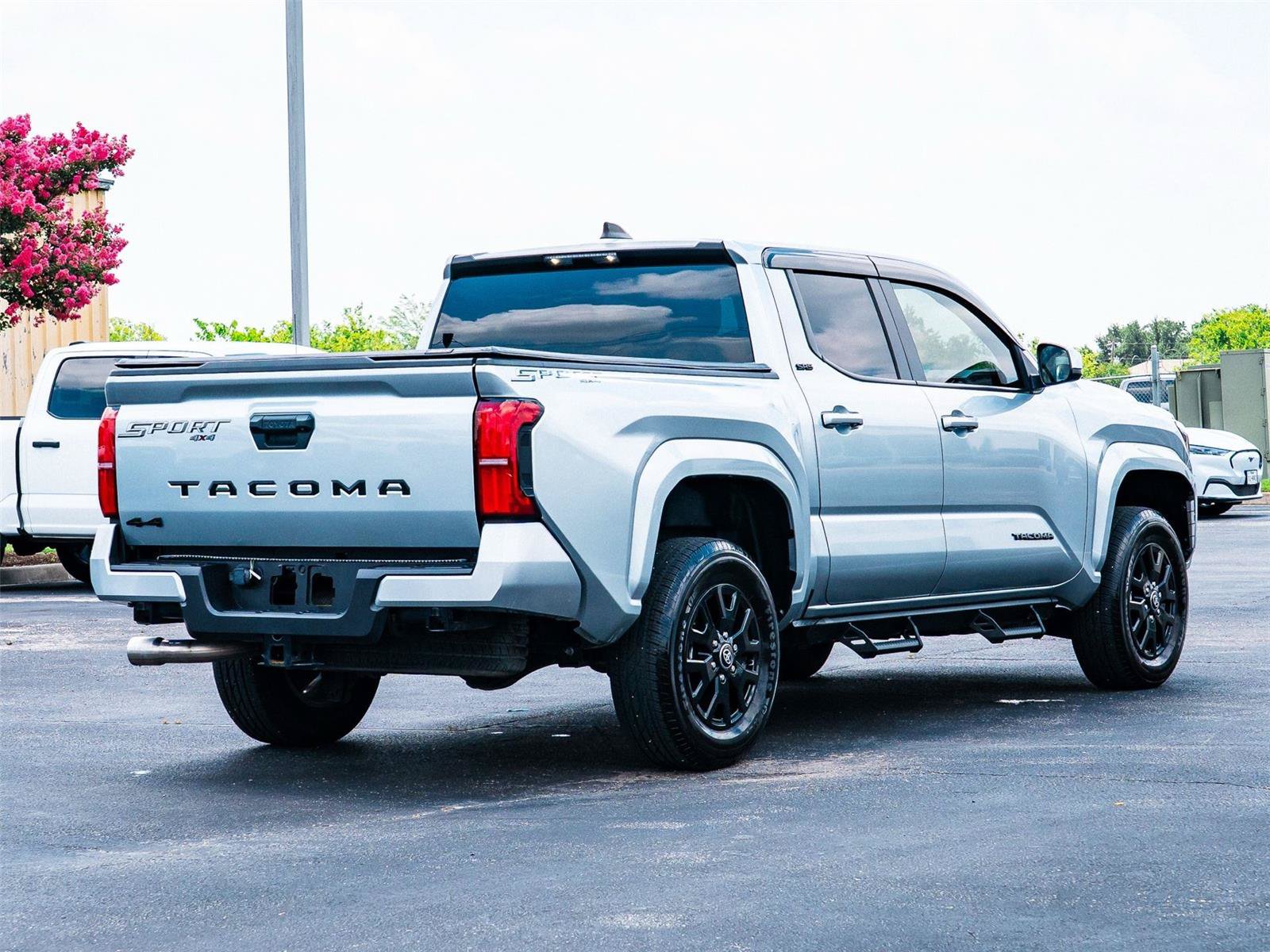 Used 2025 Toyota Tacoma SR5 AWD/4WD image 5