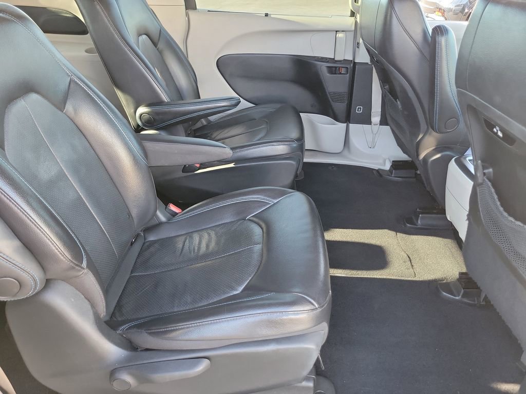 Used 2021 Chrysler Pacifica Touring-L FWD image 23