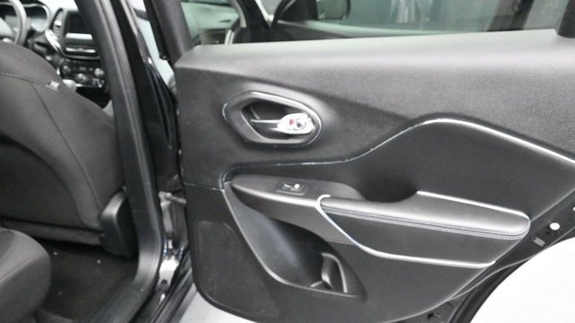 Used 2020 Jeep Cherokee Latitude FWD image 13