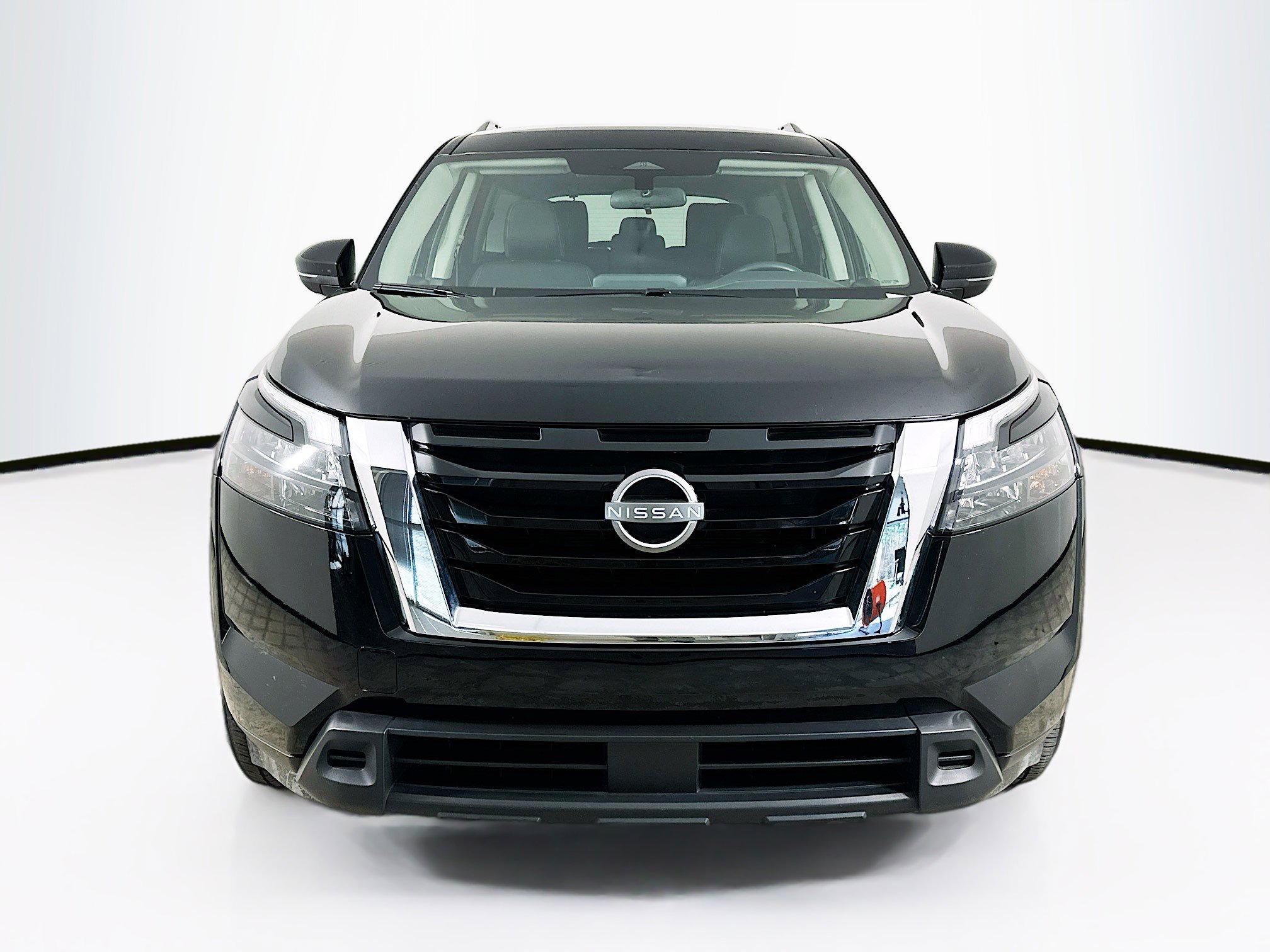 Used 2025 Nissan Pathfinder SV image 2