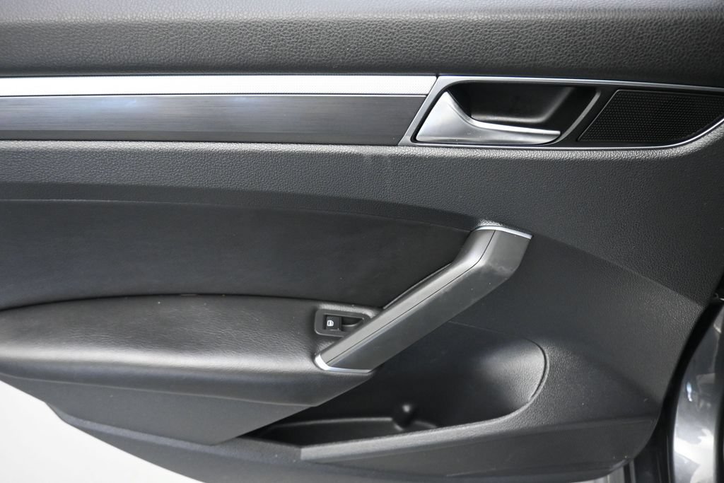Used 2018 Volkswagen Passat 2.0T R-Line FWD image 30