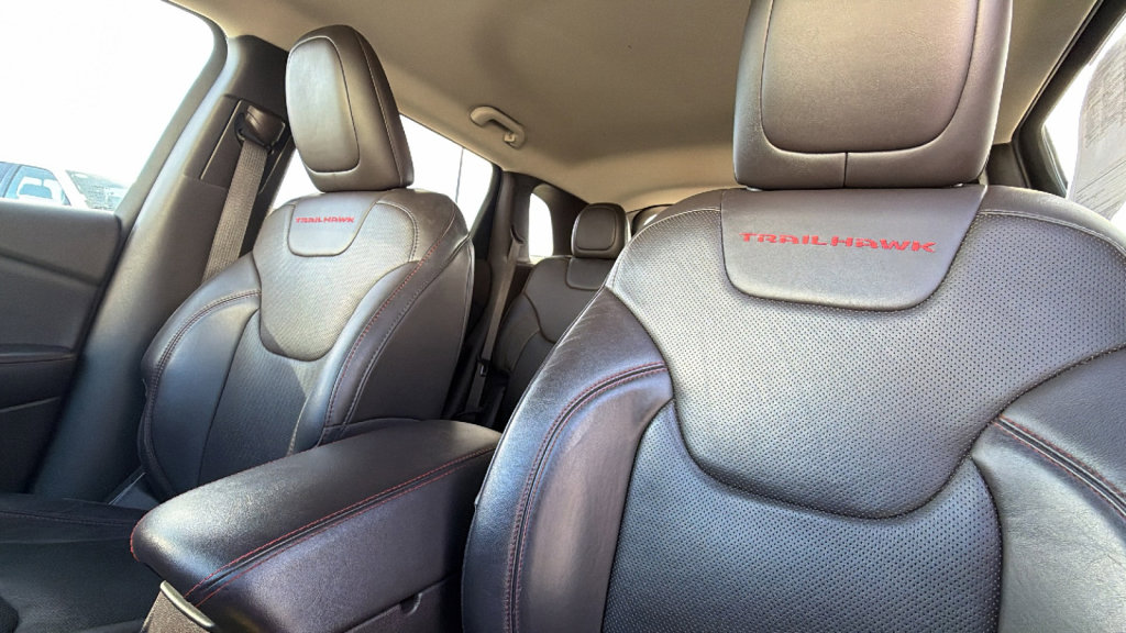 Used 2017 Jeep Cherokee Trailhawk image 11