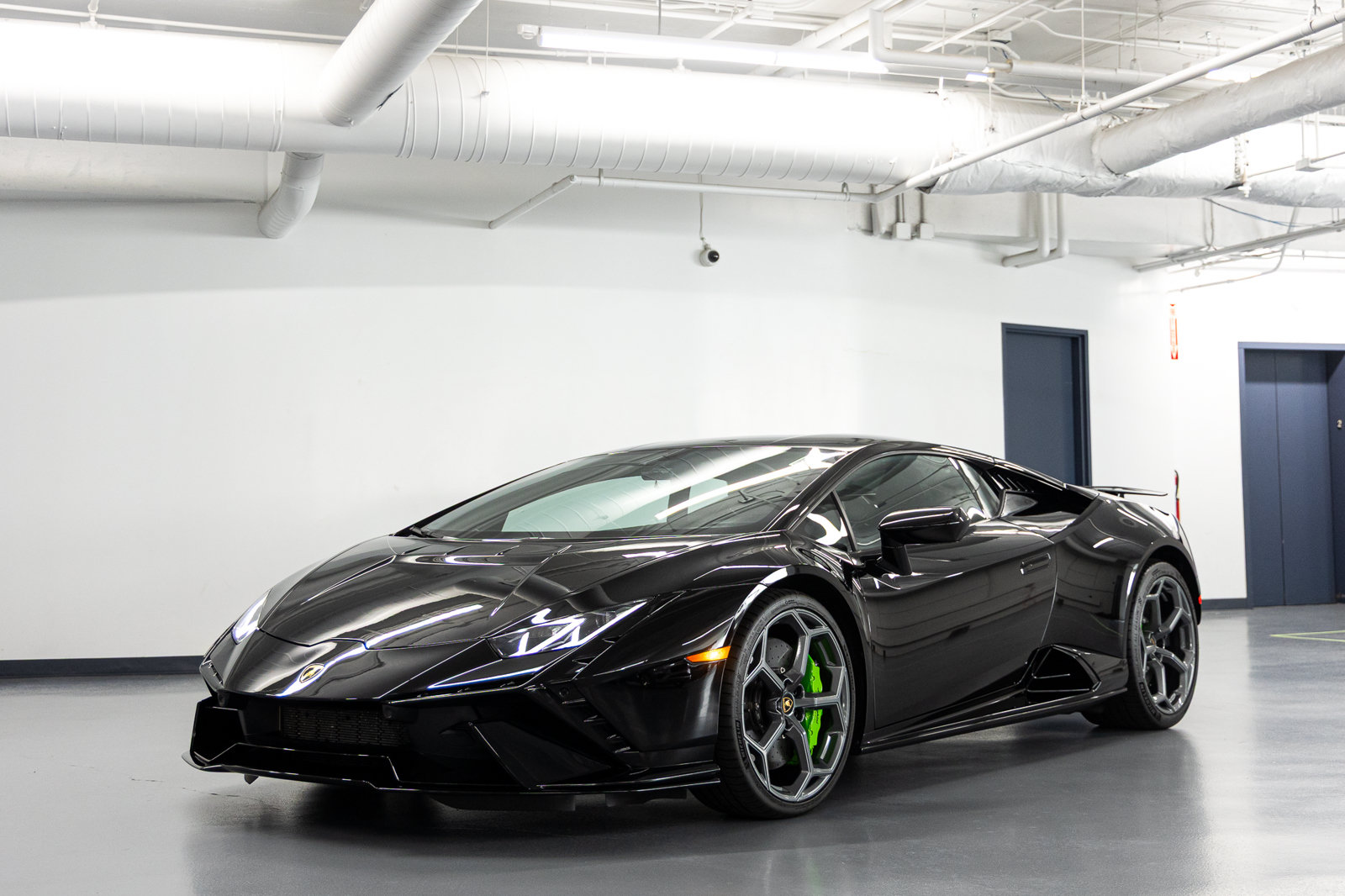 Used 2023 Lamborghini Huracan Tecnica RWD image 3