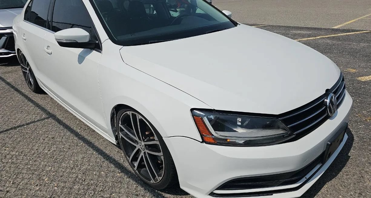 Used 2017 Volkswagen Jetta SE FWD image 2