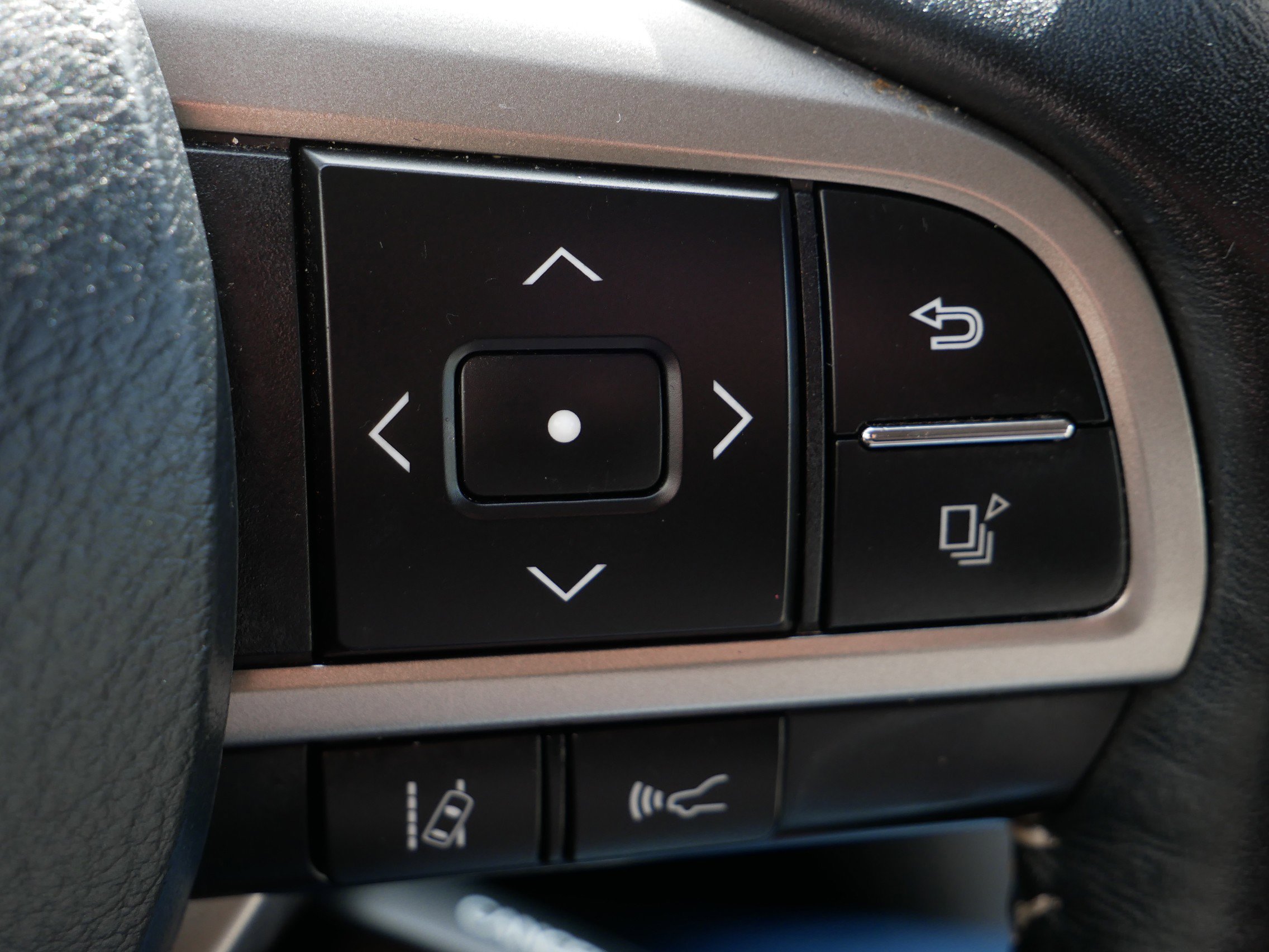 Used 2018 Lexus RX 350L Premium w/ Premium Package image 18