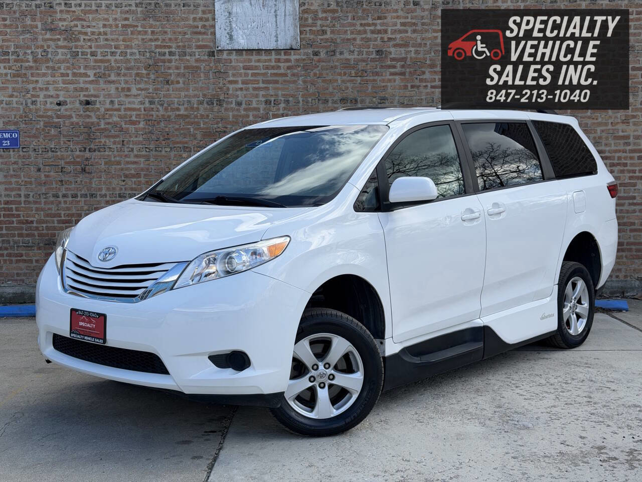 Used 2017 Toyota Sienna LE image 6