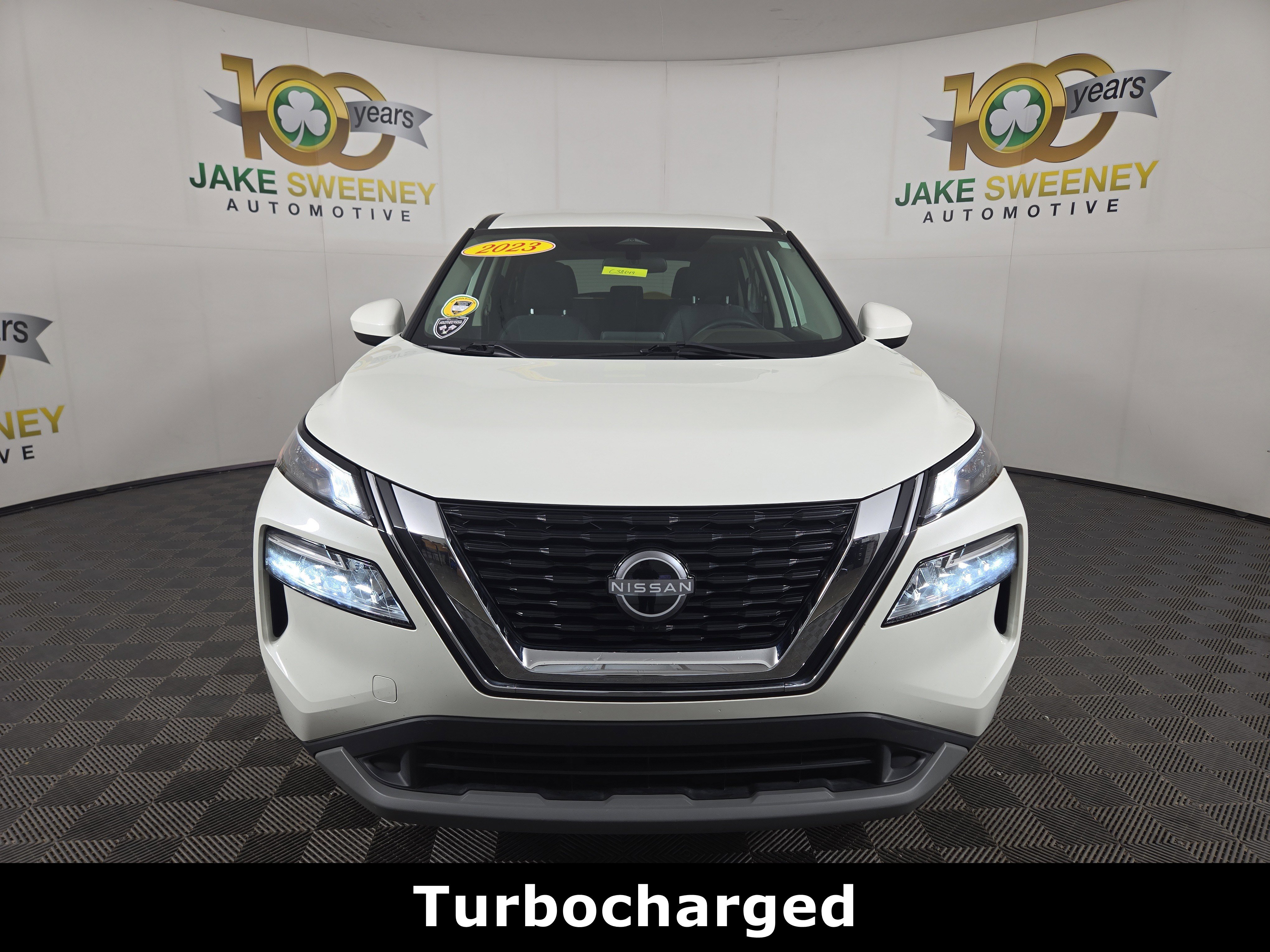 Used 2023 Nissan Rogue SV image 3