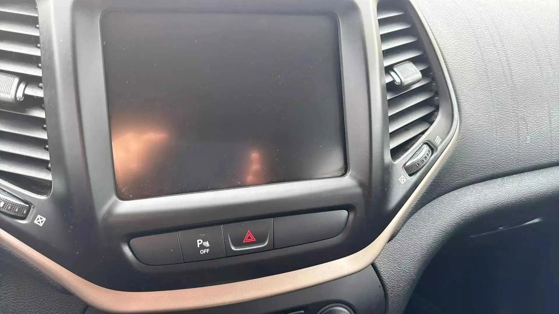 Used 2017 Jeep Cherokee Latitude w/ Comfort/Convenience Group image 25