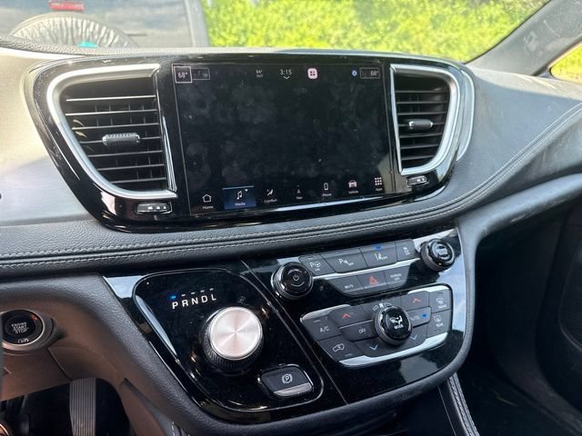 Used 2024 Chrysler Pacifica Premium FWD image 11