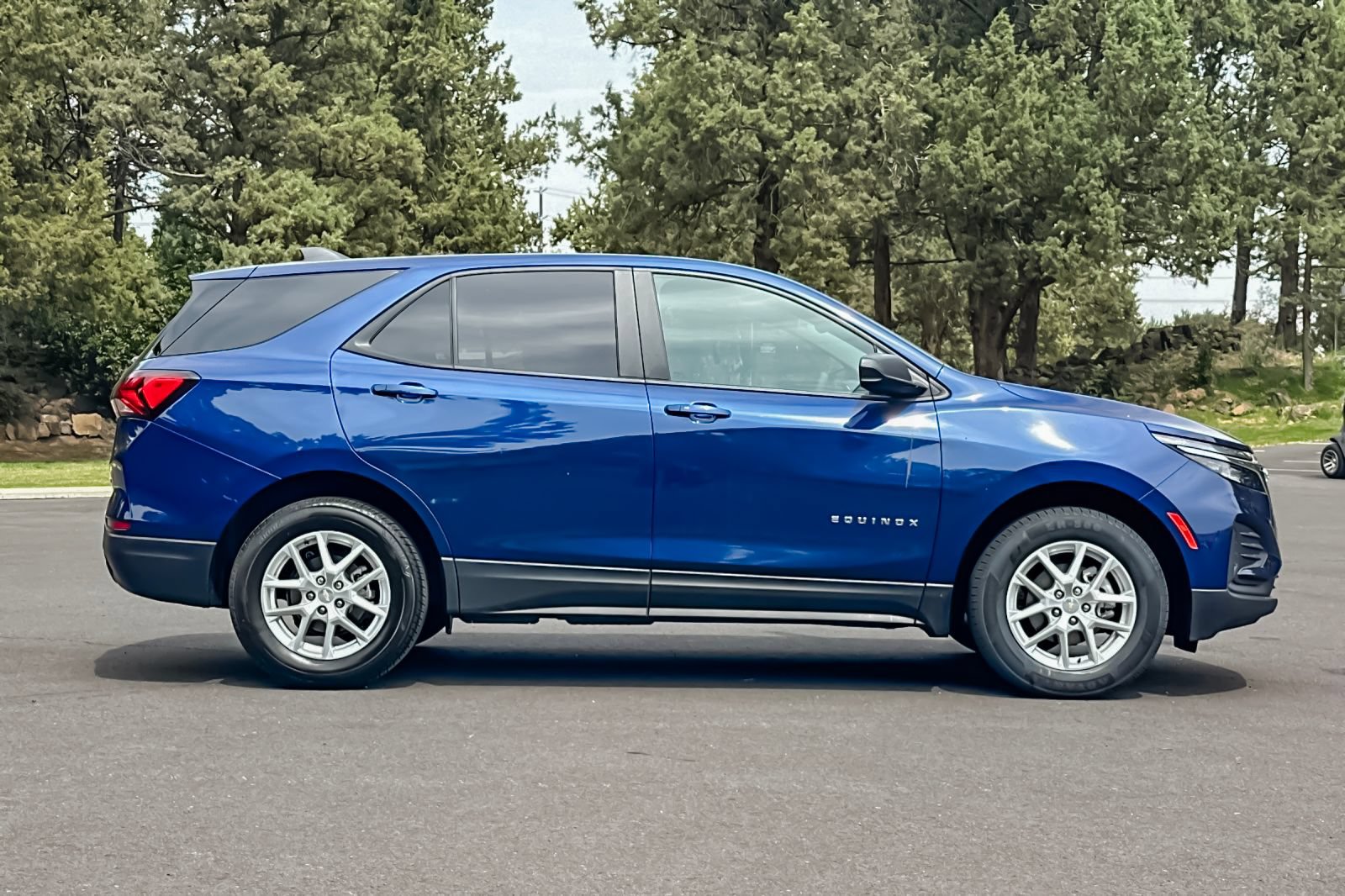 Used 2023 Chevrolet Equinox LS w/ LS Convenience Package AWD/4WD image 3