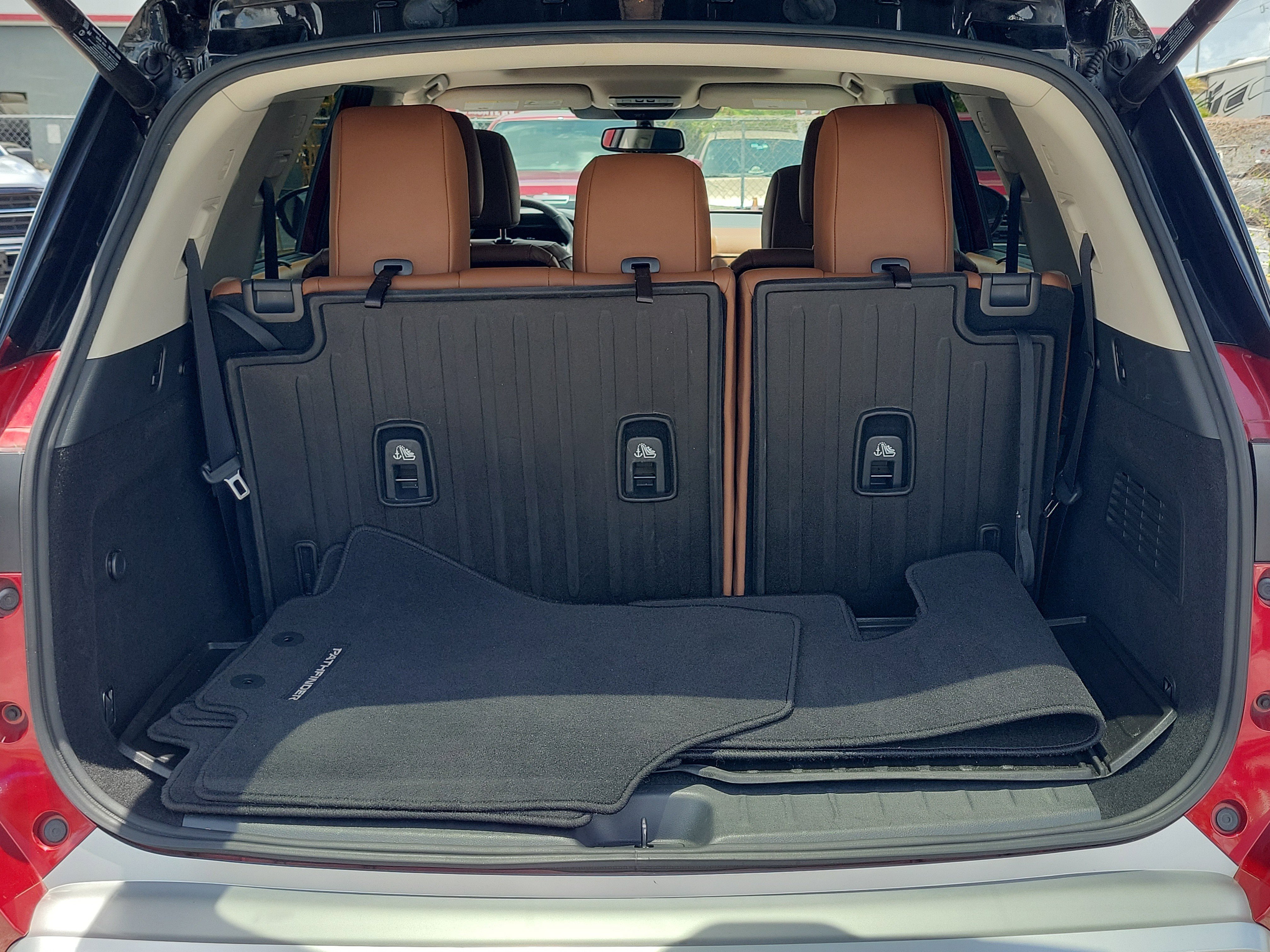 Certified 2022 Nissan Pathfinder Platinum w/ Cargo Package FWD image 6