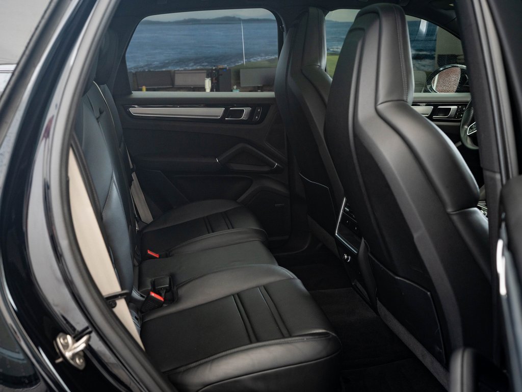 Used 2023 Porsche Cayenne Platinum Edition image 33