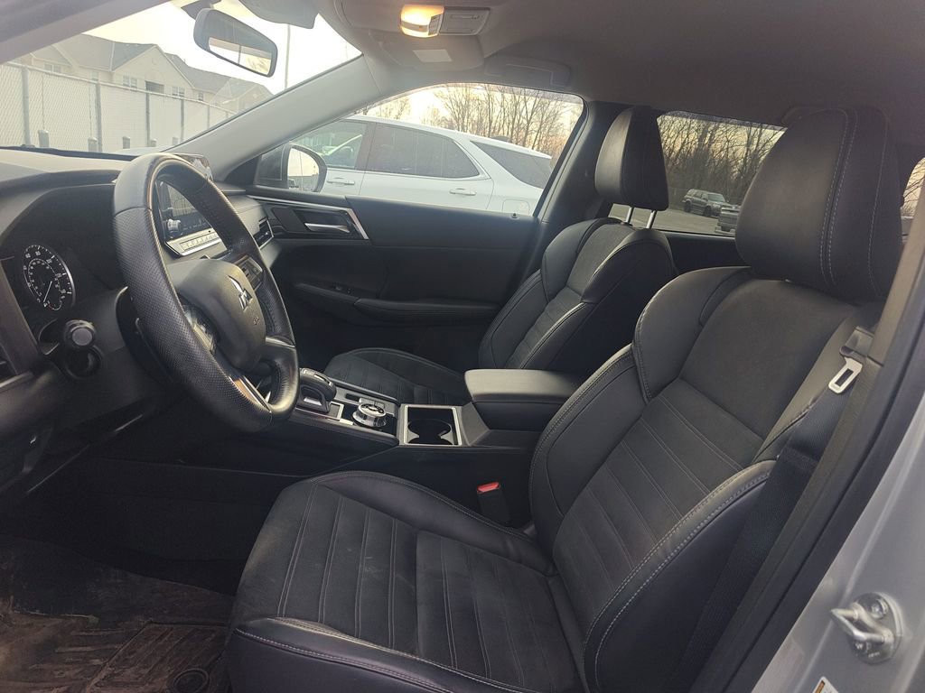 Used 2022 Mitsubishi Outlander SE image 6