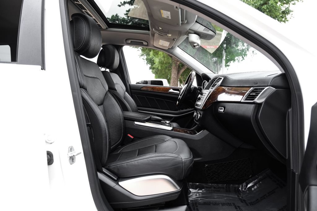 Used 2015 Mercedes-Benz GL 550 4MATIC image 33