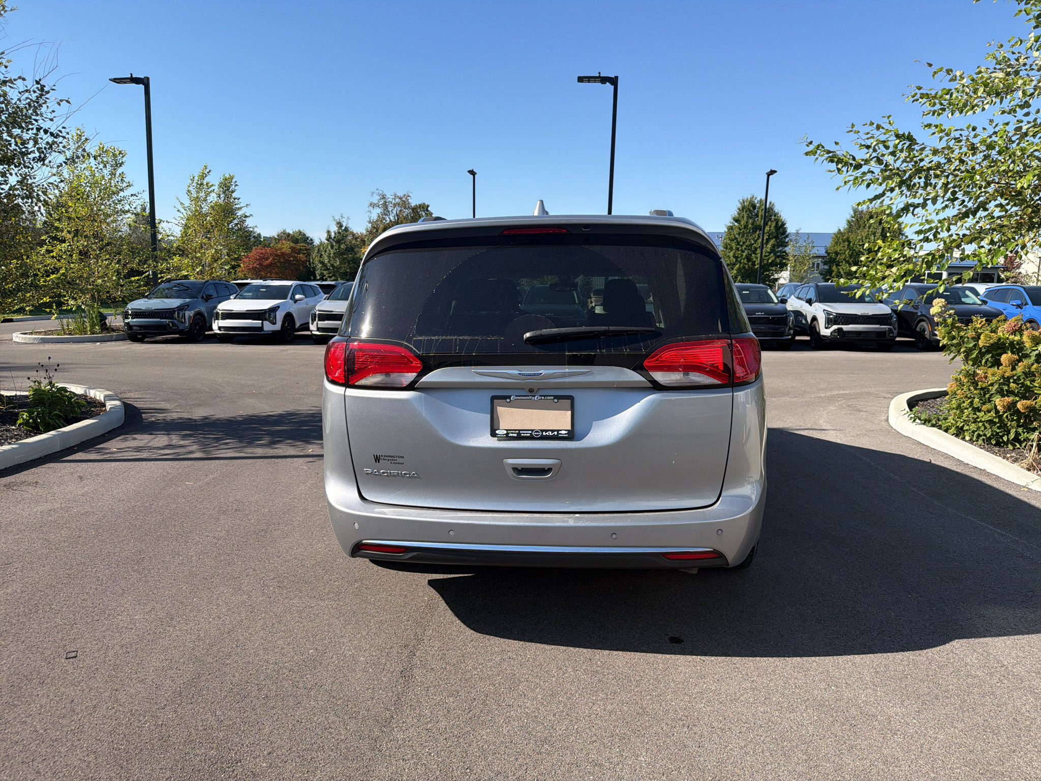 Used 2020 Chrysler Pacifica Touring-L FWD image 5