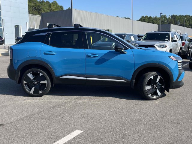 Used 2025 Nissan Kicks SR FWD image 2