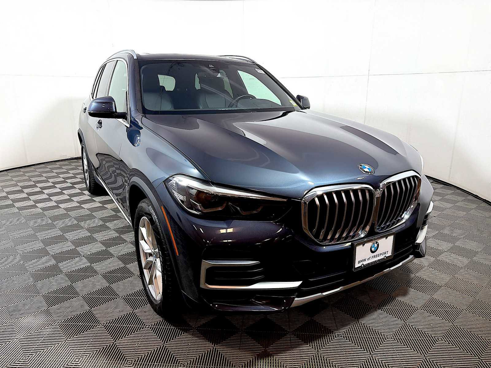 Used 2022 BMW X5 xDrive40i w/ Premium Package image 2