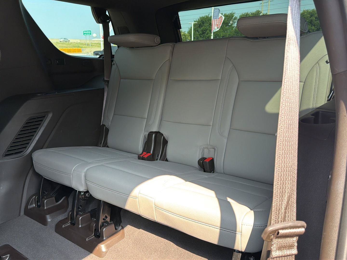 Used 2022 Chevrolet Tahoe Z71 w/ Luxury Package AWD/4WD image 17