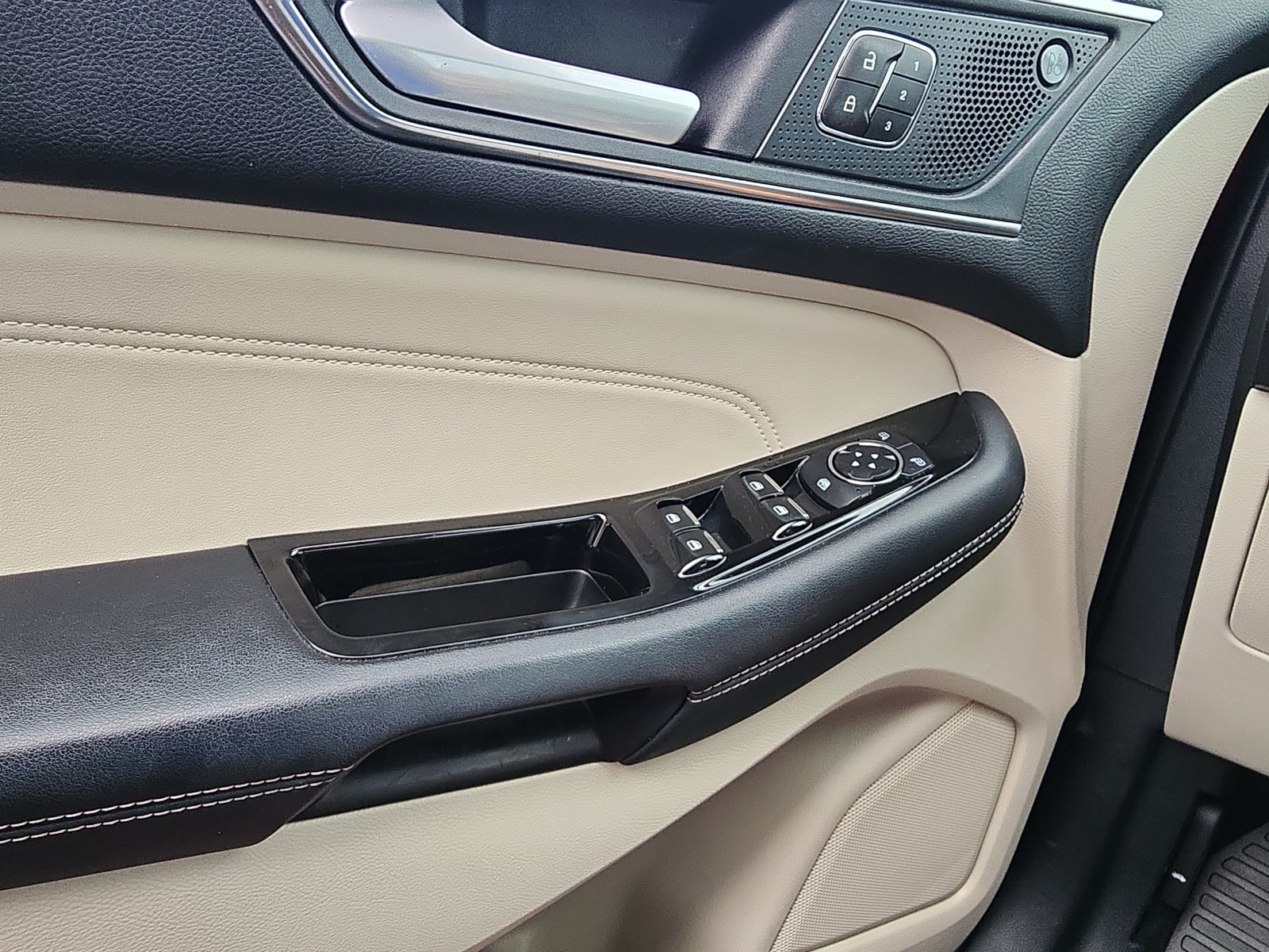 Used 2020 Ford Edge Titanium AWD/4WD image 18