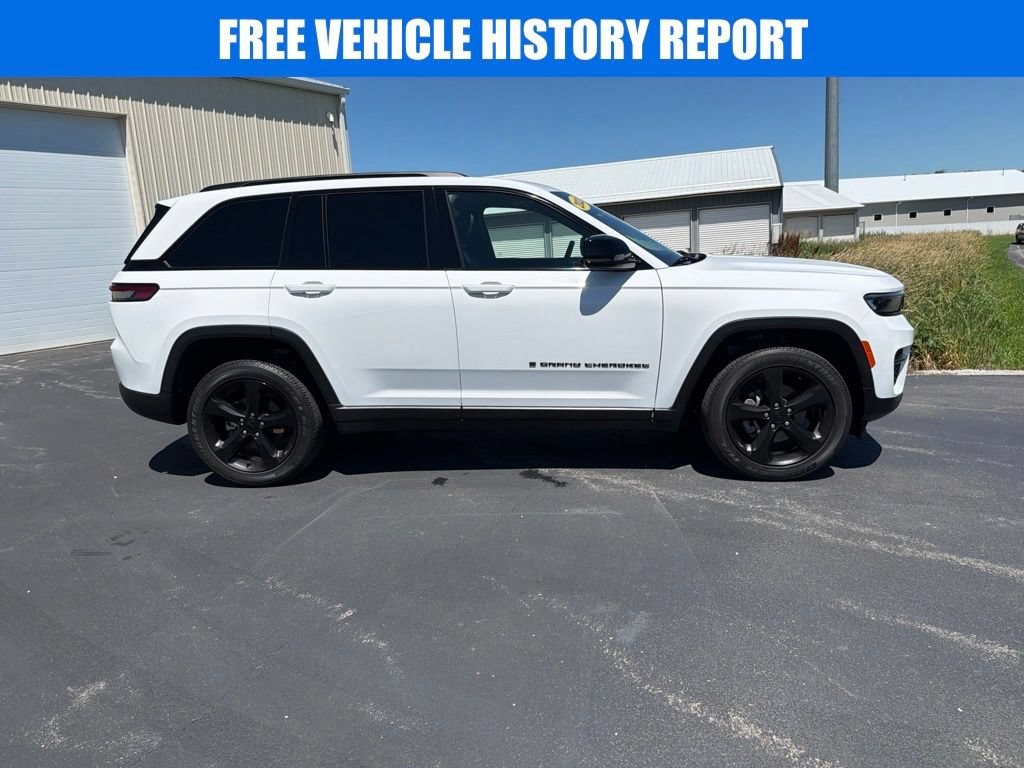 Used 2023 Jeep Grand Cherokee Altitude AWD/4WD image 3