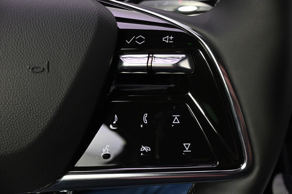 New 2025 Cadillac Optiq Sport 2 w/ LPO, ONYX Package image 33