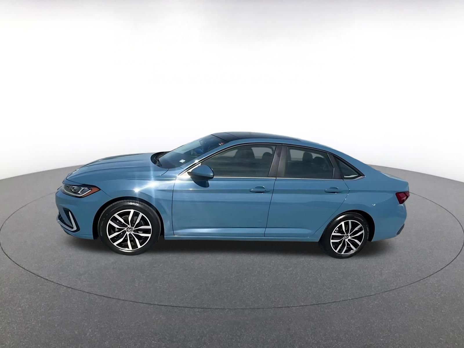 Used 2025 Volkswagen Jetta SE image 4