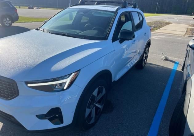 Used 2025 Volvo XC40 B5 Plus image 1