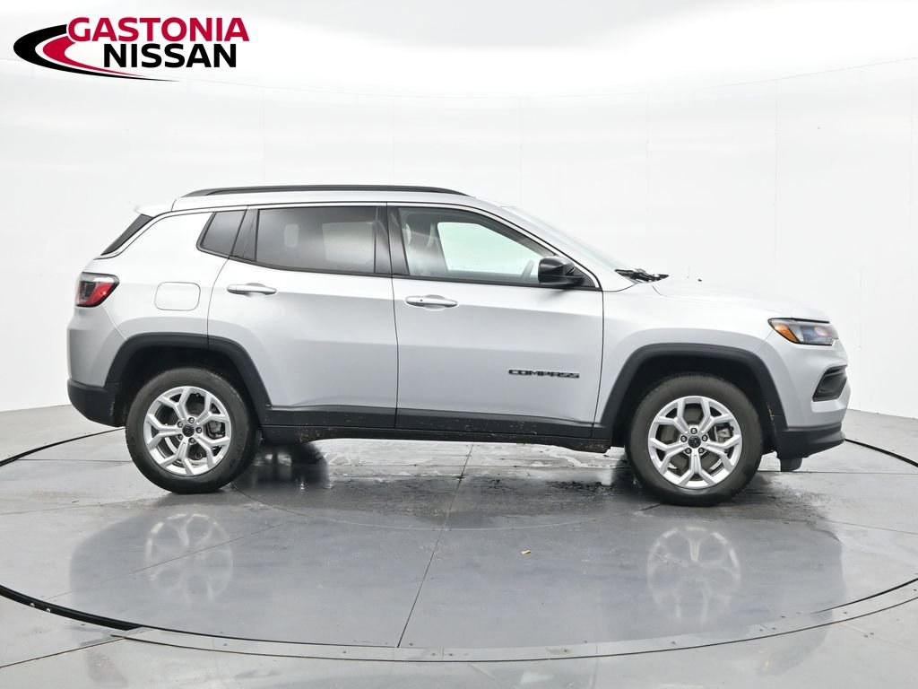 Used 2025 Jeep Compass Latitude AWD/4WD image 5