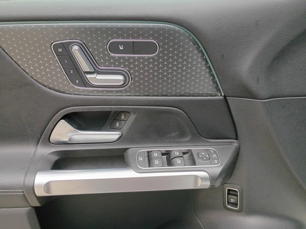 Used 2024 Mercedes-Benz GLB 250 4MATIC w/ Driver Assistance Package image 17