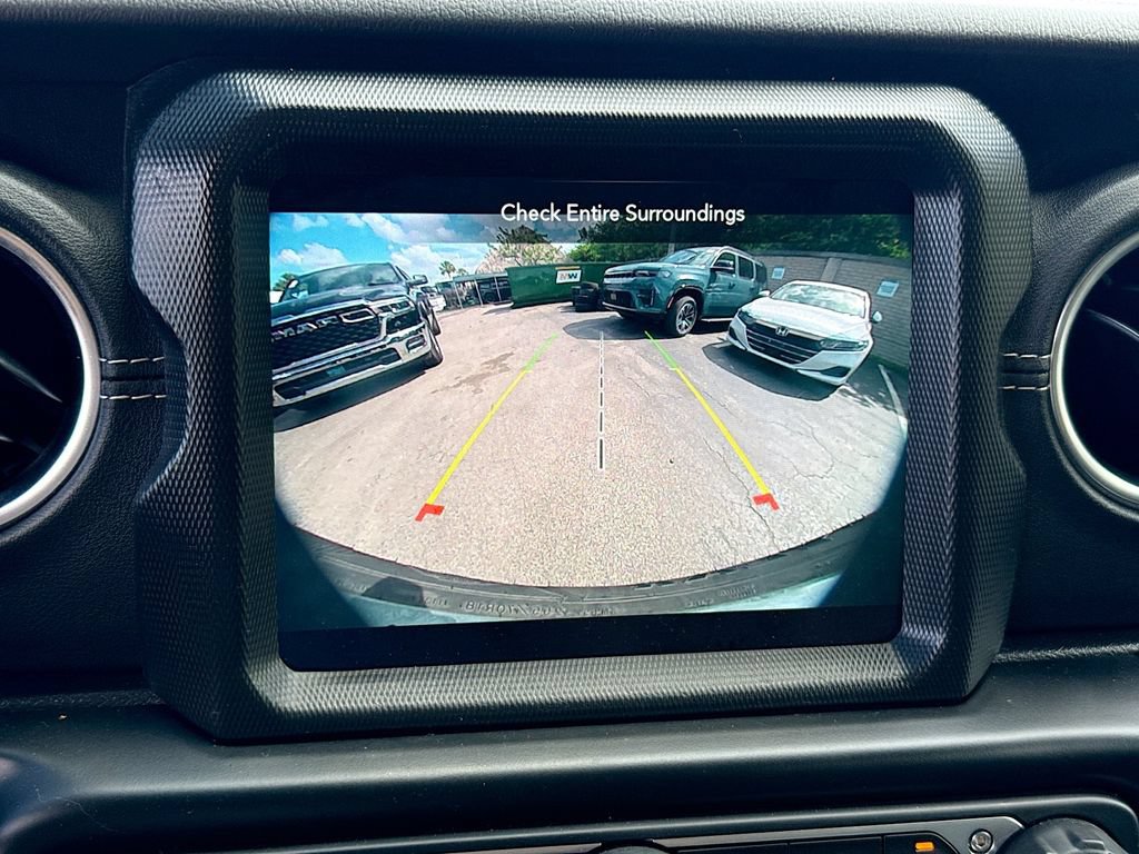 Used 2022 Jeep Wrangler Unlimited Sahara w/ Cold Weather Group AWD/4WD image 15