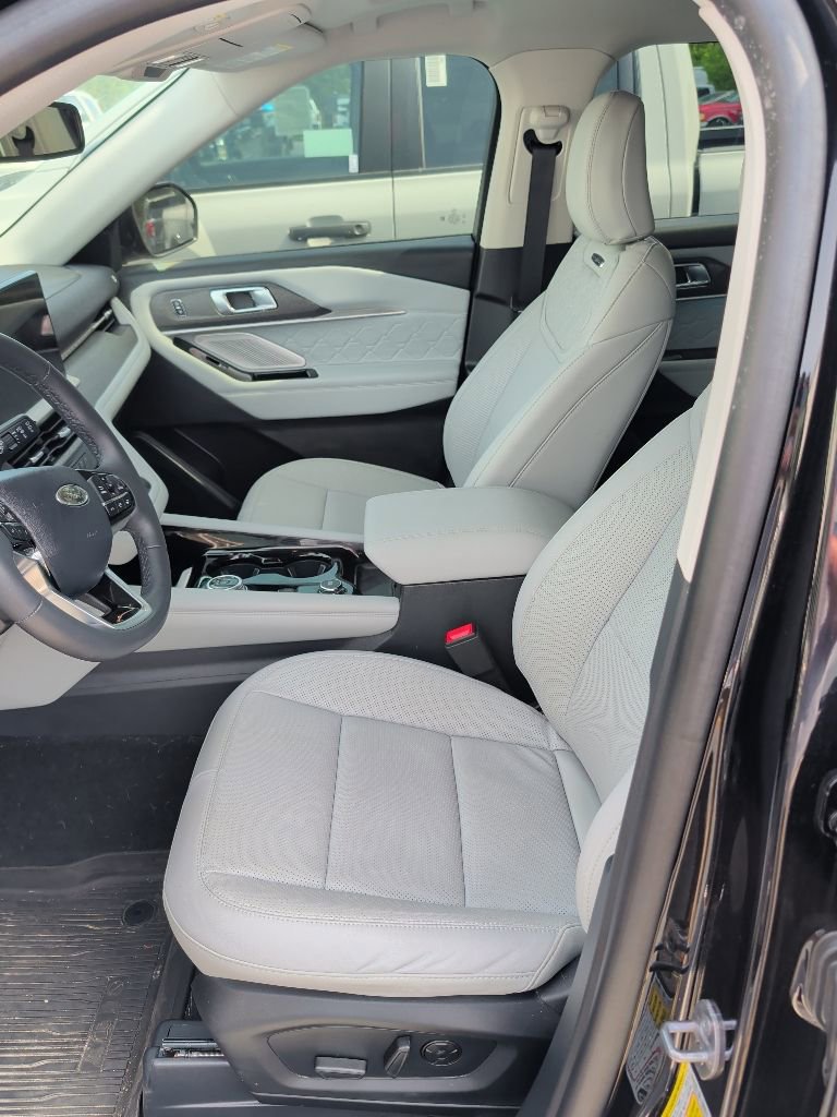Used 2025 Ford Explorer Platinum w/ Ultimate Package AWD/4WD image 7