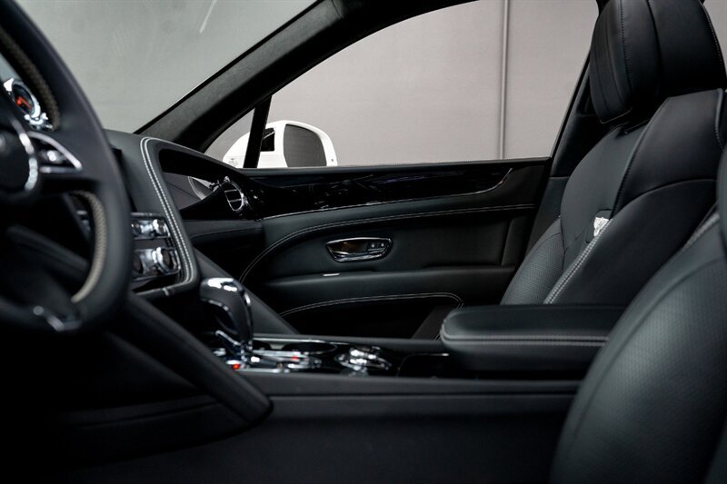 Used 2024 Bentley Bentayga AWD/4WD image 29
