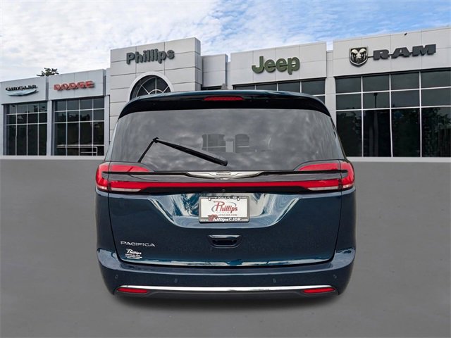 Used 2025 Chrysler Pacifica Select image 4