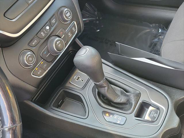 Certified 2020 Jeep Cherokee Latitude w/ Cold Weather Group FWD image 13