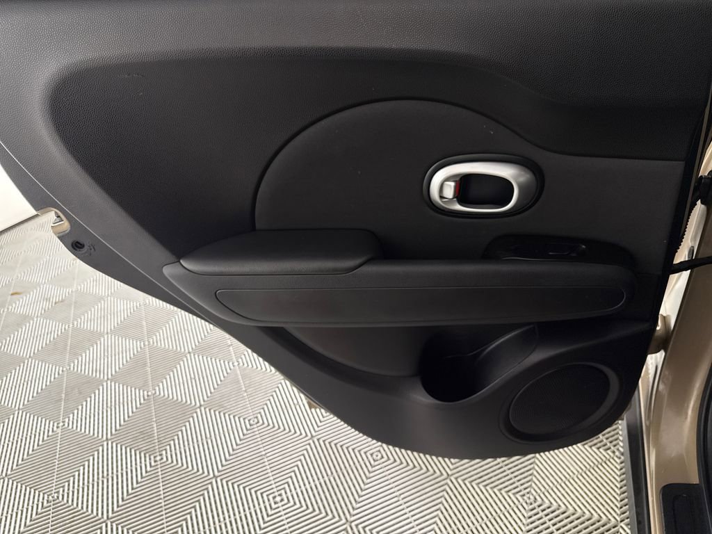 Used 2015 Kia Soul FWD image 12