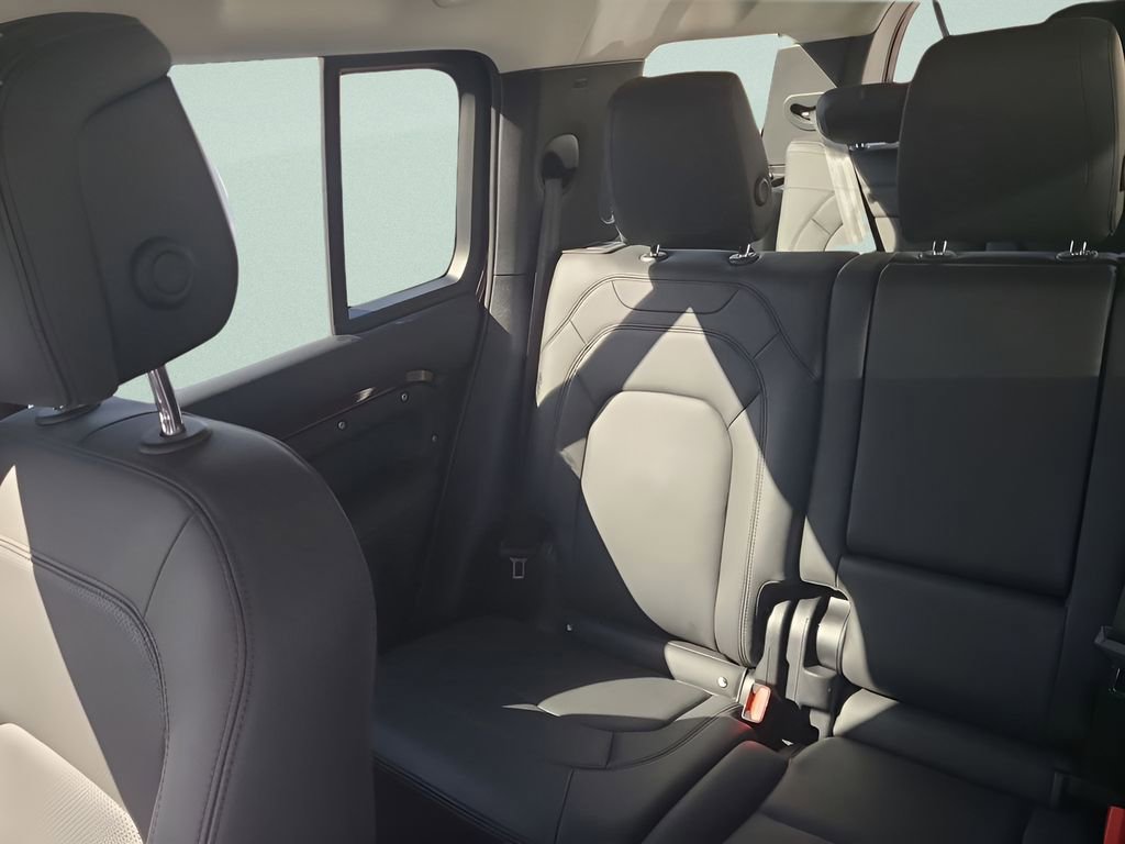 Used 2023 Land Rover Defender 130 First Edition image 4