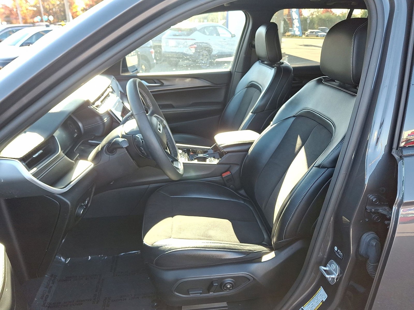 Used 2023 Jeep Grand Cherokee Altitude image 17