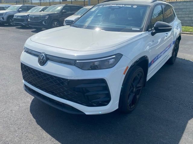 Used 2025 Volkswagen Tiguan SE R-Line image 2