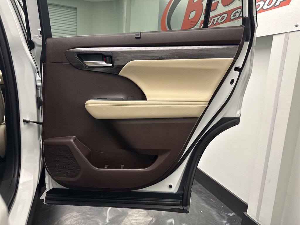 Used 2022 Toyota Highlander Limited image 12