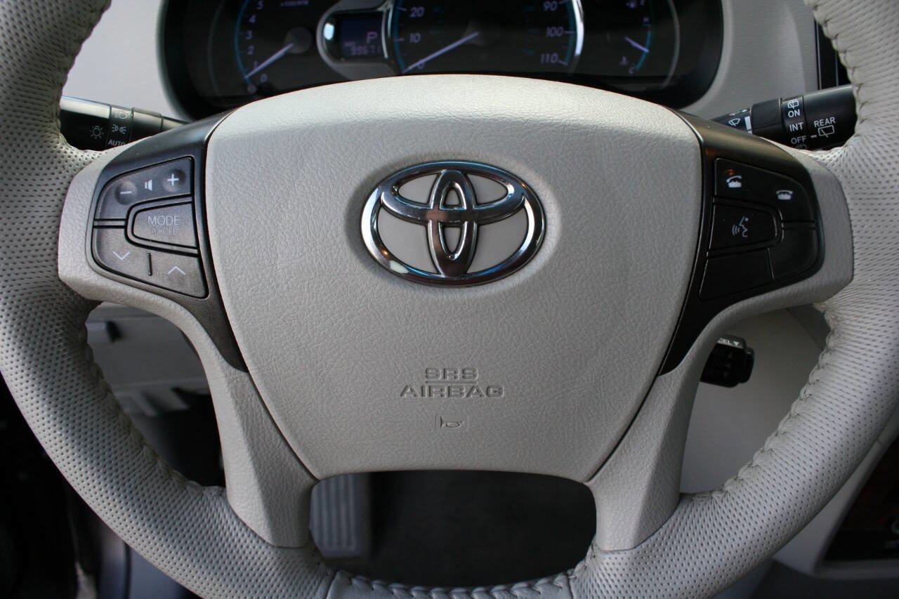 Used 2014 Toyota Sienna XLE image 17