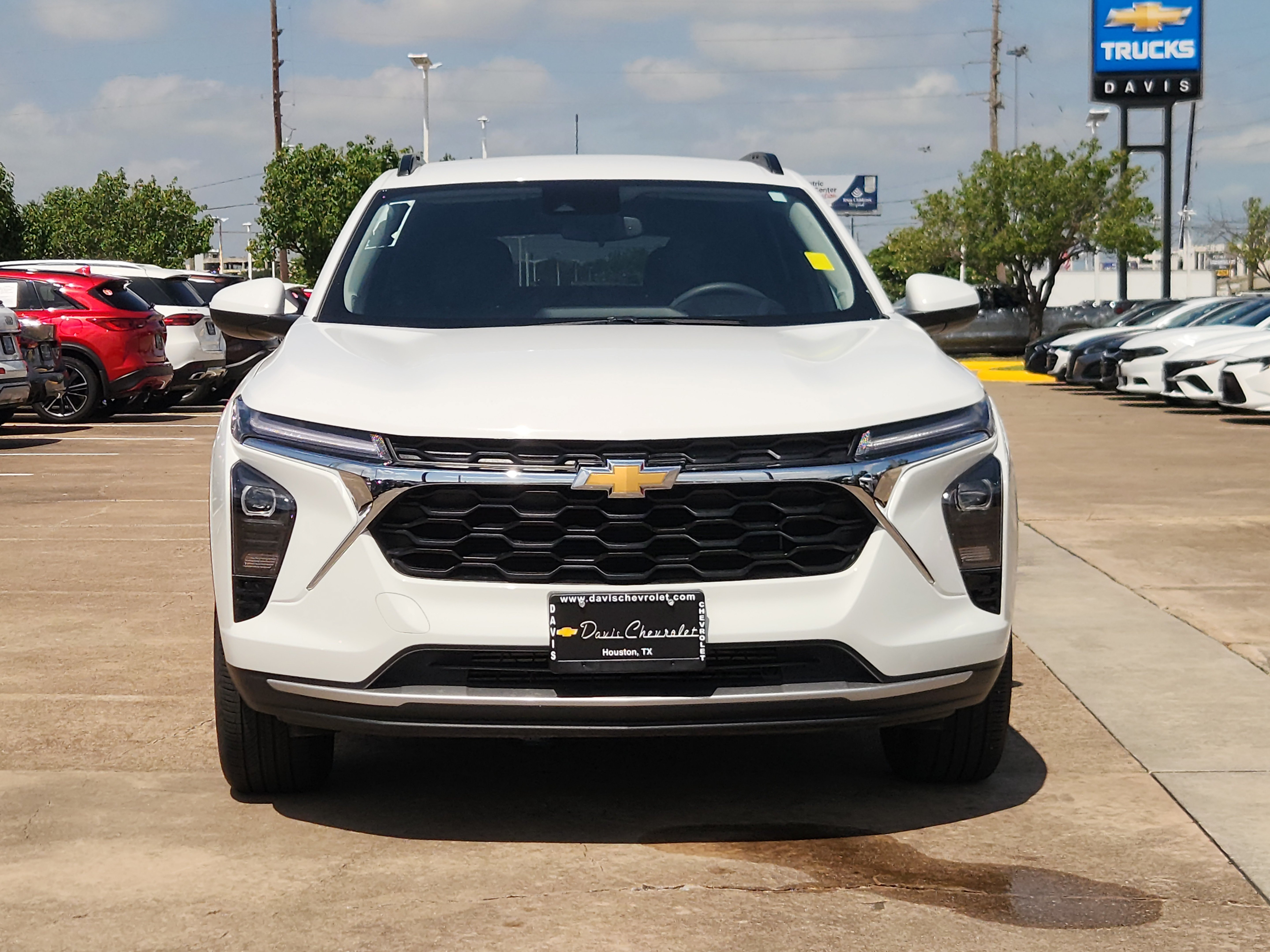 Used 2025 Chevrolet Trax LT FWD image 3