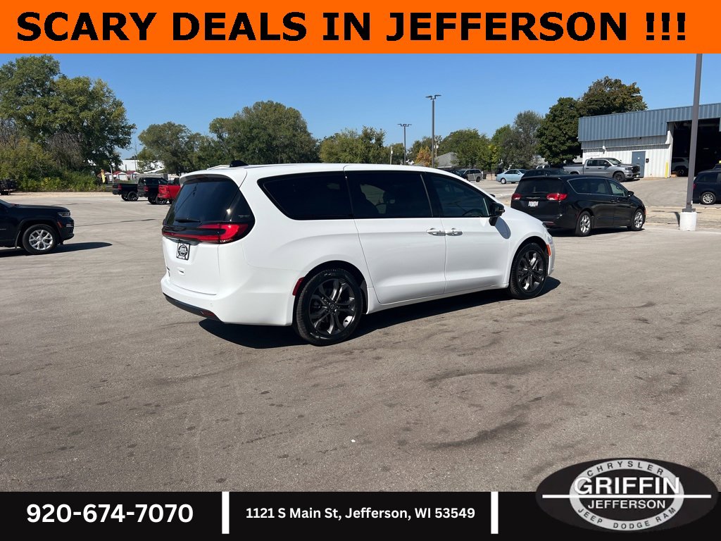 New 2026 Chrysler Pacifica Select image 13