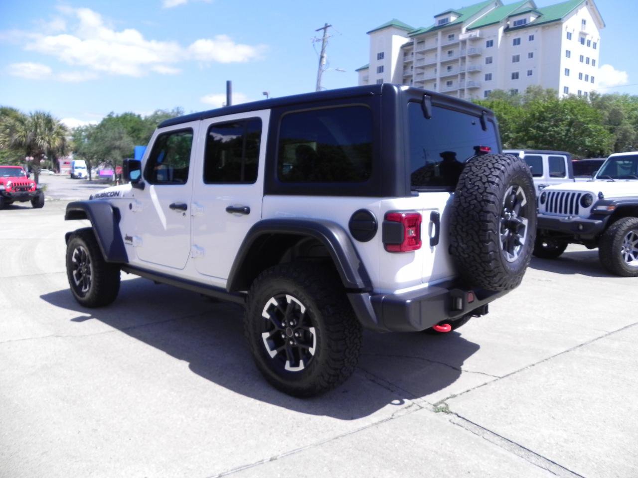 Used 2025 Jeep Wrangler Unlimited Rubicon AWD/4WD image 4